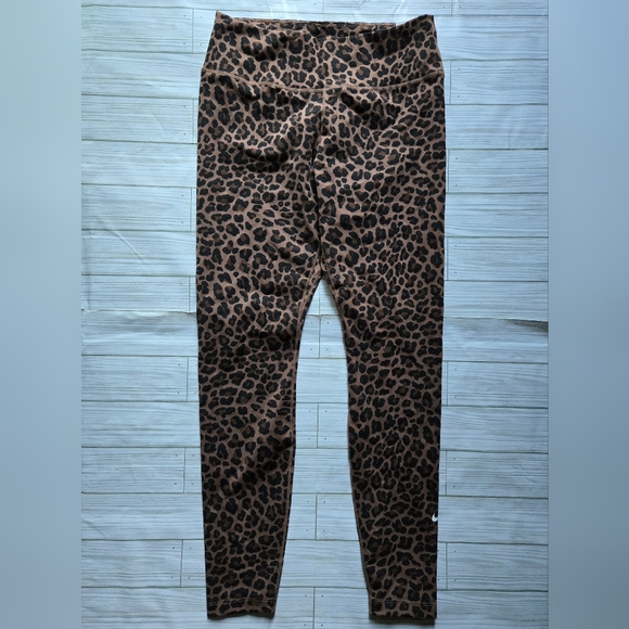 Nike One Dri Fit Leopard Glitter Leggings - Picture 2 of 8
